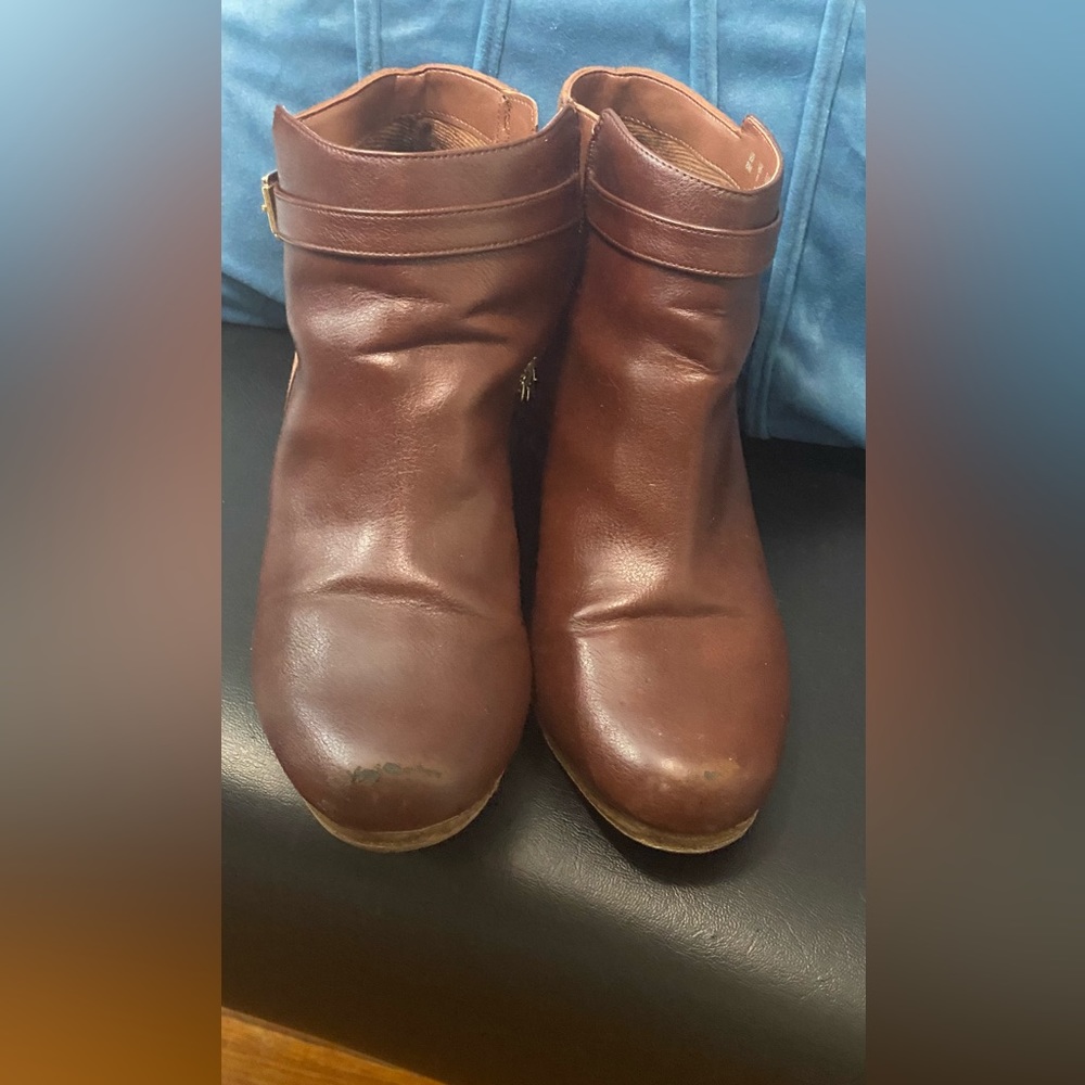 Brown leather with saude 6 1/2